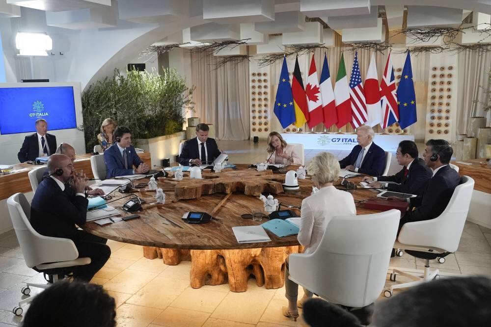 Лидеры стран G7 встречаются в Италии, чтобы проявить солидарность с Украиной