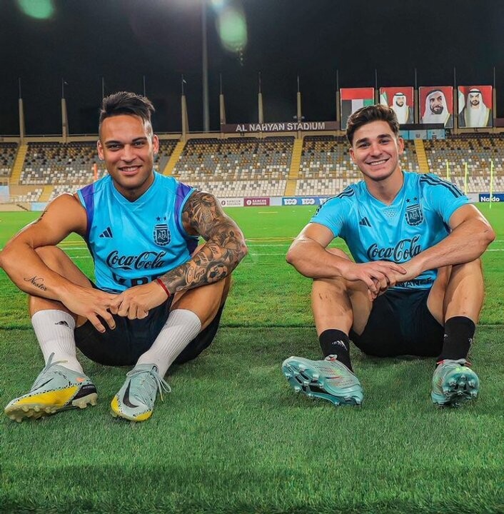 Лаутаро Мартинес счастлив за Хулиана Альвареса перед матчем Лиги чемпионов