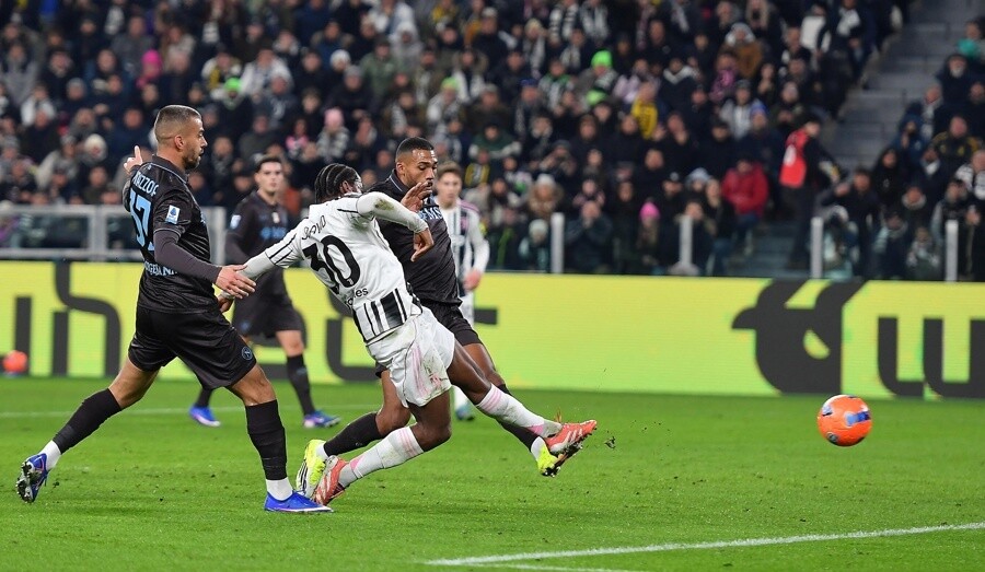 Juventus defeats Napoli in crucial Serie A match