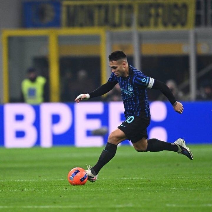 Lautaro Martínez Scores as Inter Lead Serie A