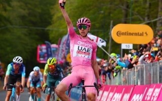 Словенский велогонщик Тадей Погачар побеждает на этапе в Giro d'Italia