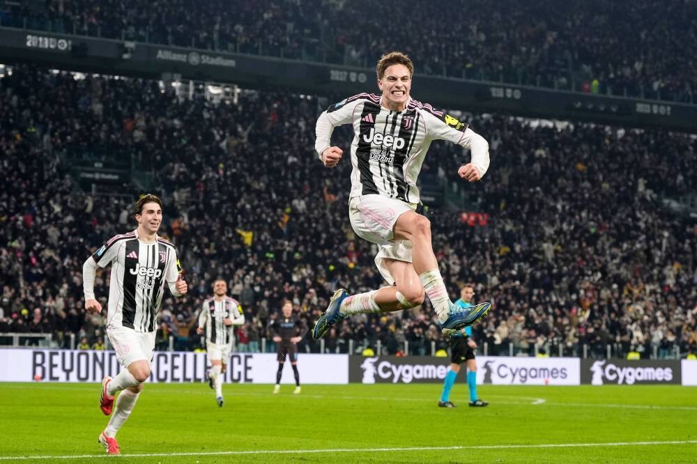 Juventus crushes Napoli, dealing a blow to their title hopes