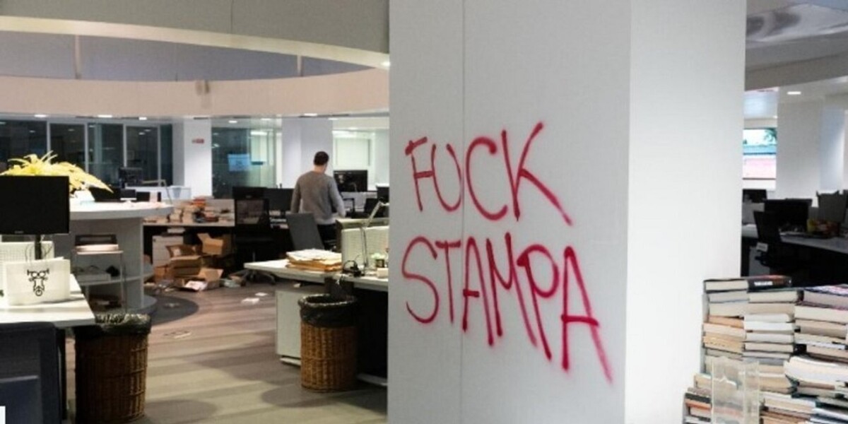 Сотни человек напали на редакцию газеты La Stampa в Турине