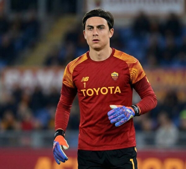 Dybala becomes goalkeeper in Roma training