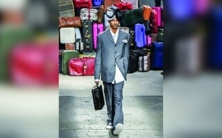Новый креативный директор Moschino представляет коллекцию мужской моды в Милане