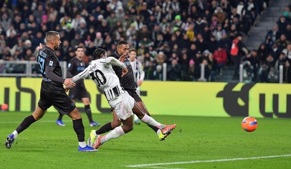 Juventus defeats Napoli in crucial Serie A match