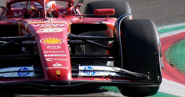 Леклер ведет в свободных заездах в Имоле в F1